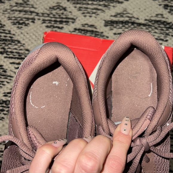 Nike - Picture 4 of 6